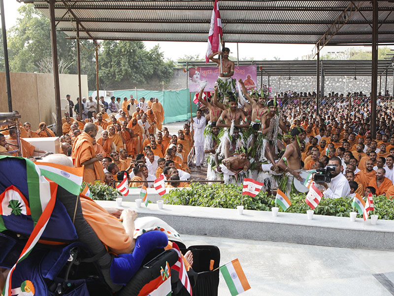 Parade by youths before Swamishri