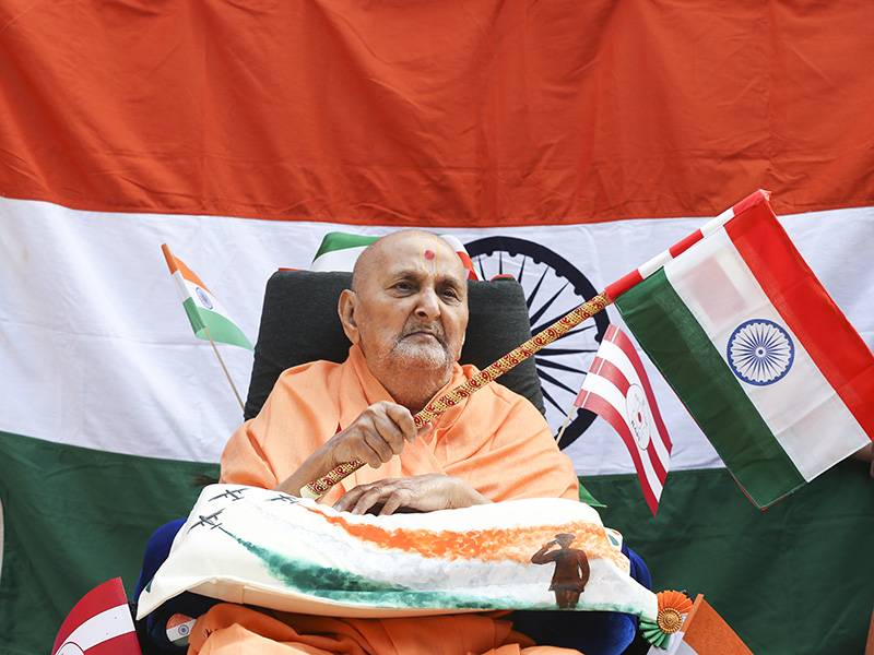 HH Pramukh Swami Maharaj waves the Indian national flag on the country's Republic Day