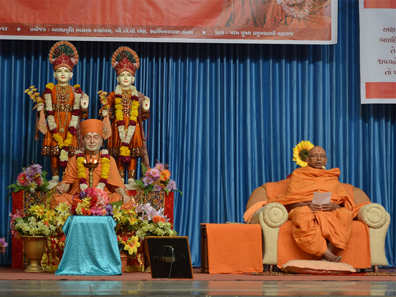 Pujya Tyagvallabh Swami delivers a discourse