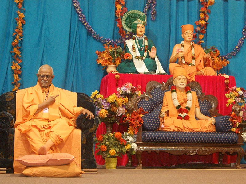 Pujya Swayamprakash Swami (Pujya Doctor Swami) delivers a discourse
