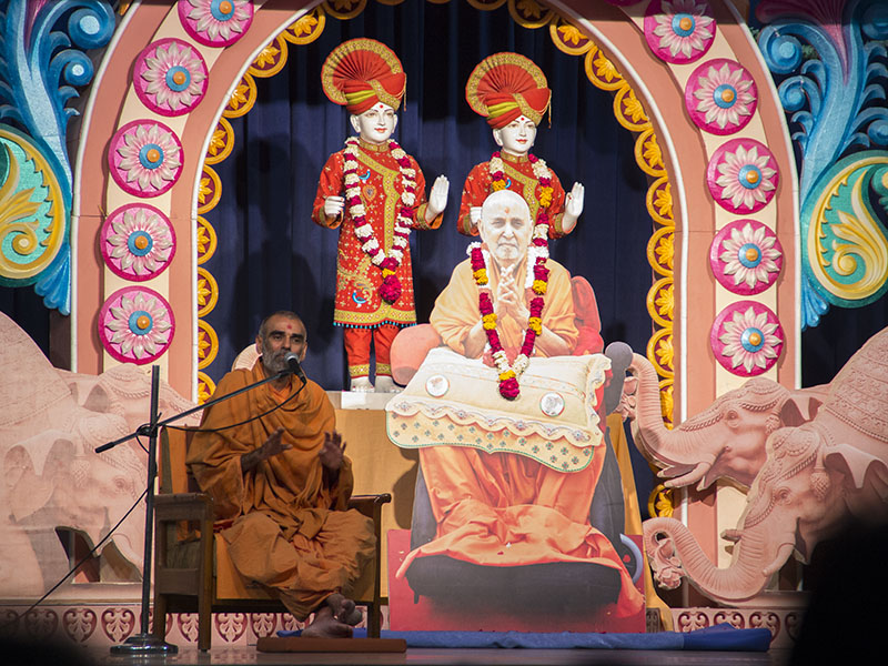 Anandswarup Swami delivers a discourse