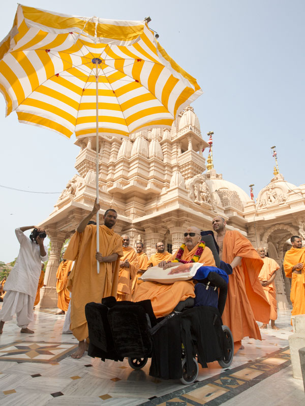 Swamishri engrossed in darshan of Guru Parampara shrines at Yagnapurush Smruti Mandir