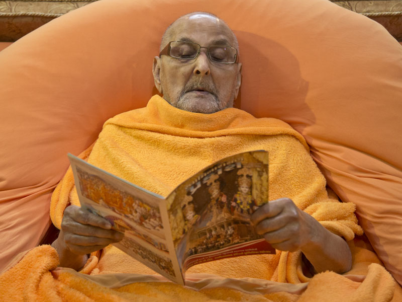 Swamishri reads the latest issue of Swaminarayan Prakash