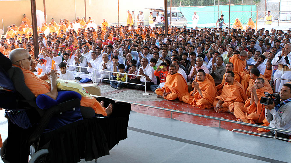 HH Pramukh Swami Maharaj arrives in the mandir grounds in afternoon