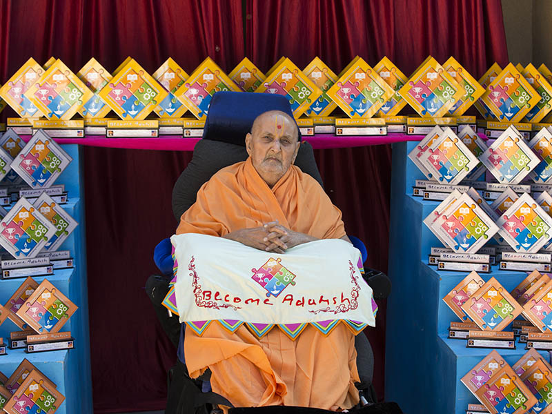HH Pramukh Swami Maharaj with awards for the 'Become Adarsh' Project, UK