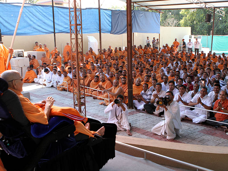 HH Pramukh Swami Maharaj arrives in the mandir grounds