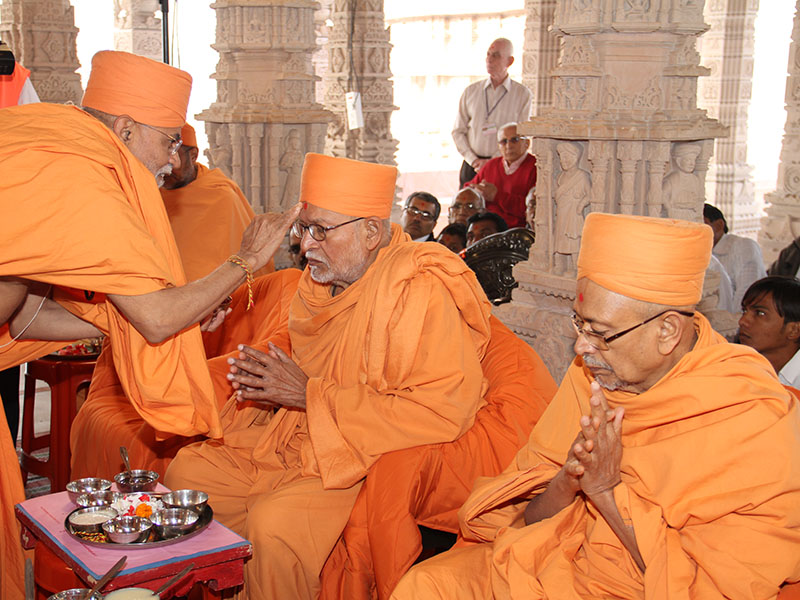 Gnanpriya Swami applies chandlo to Pujya Bhaktipriya Swami (Pujya Kothari Swami)