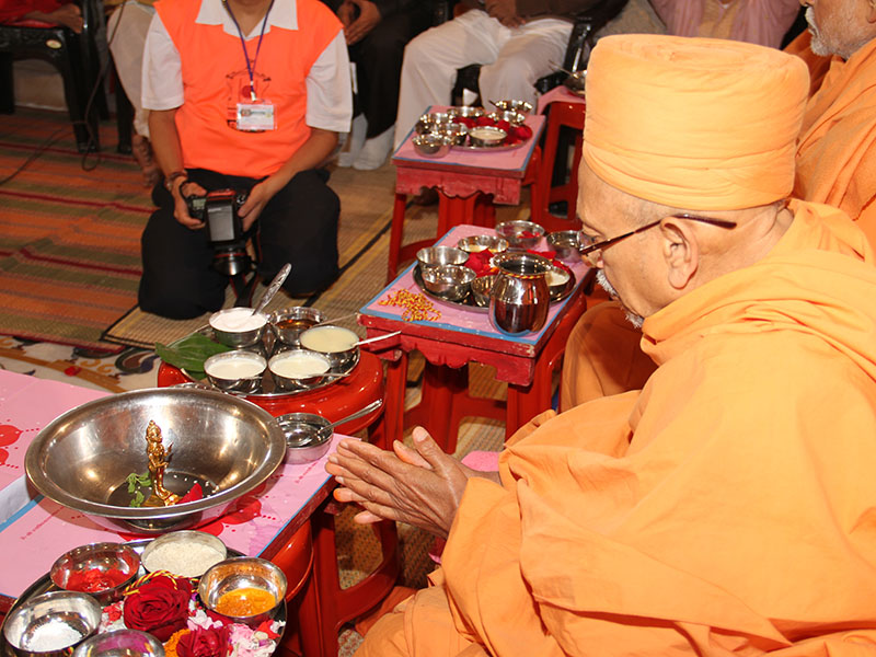 Pujya Tyagvallabh Swami engaged in Vastu - Mandir Pravesh rituals