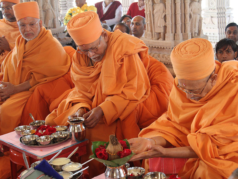 Vastu - Mandir Pravesh rituals conducted by Pujya Kothari Swami and Pujya Tyagvallabh Swami