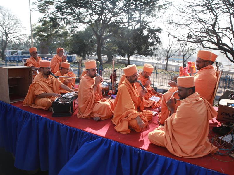 Nagar Yatra - sadhus sing bhajans in a rath