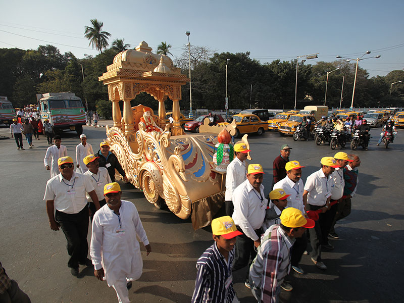 Nagar Yatra - Brahmaswarup Yogiji Maharaj in a Rath symbolically pulled by youth