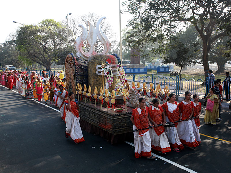 Nagar Yatra - Shri Shiv-Parvati and Shri Ganeshji in a Mayur Rath symbolically pulled by women