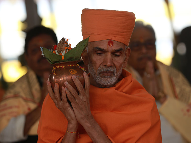 Pujya Keshavjivan Swami (Pujya Mahant Swami) performs yagna rituals 