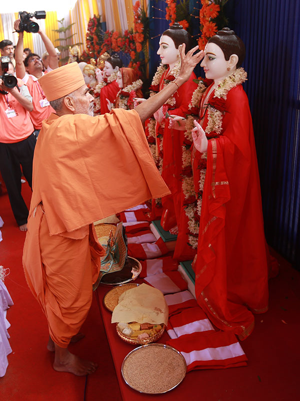 Pujya Mahant Swami performs pujan of murtis