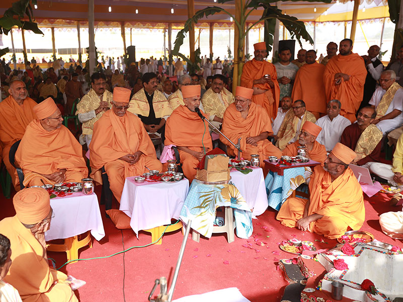 Pujya Mahant Swami gives blessings during the yagna 