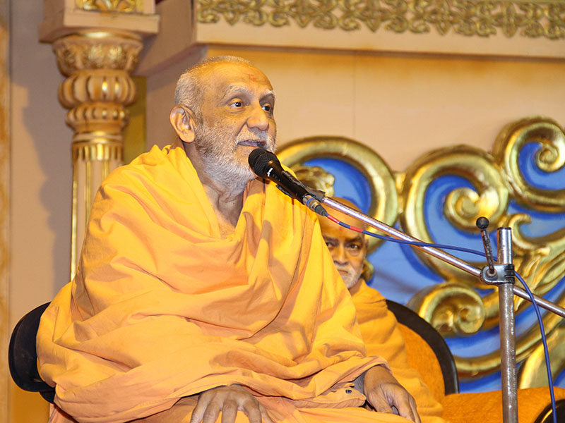 Atmaswarup Swami delivers a discourse