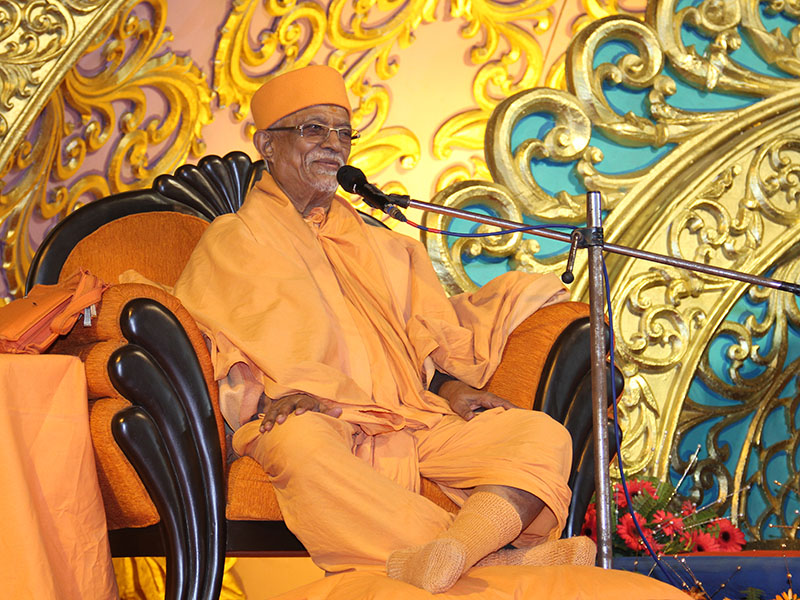 Pujya Swayamprakash Swami (Pujya Doctor Swami) blesses the assembly
