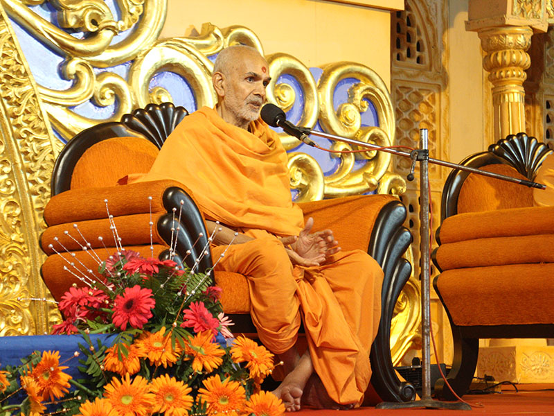 Sanman Sabha - Pujya Keshavjivan Swami(Pujya Mahant Swami) blesses the assembly