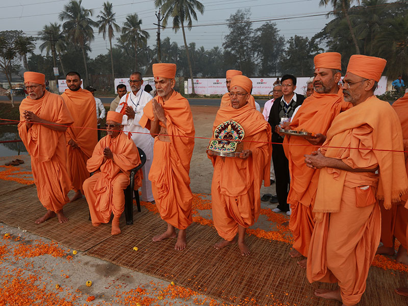 Pujya Mahant Swami, Pujya Doctor Swami, Pujya Kothari Swami, Pujya Tyagvallabh Swami perform mandir pravesh rituals