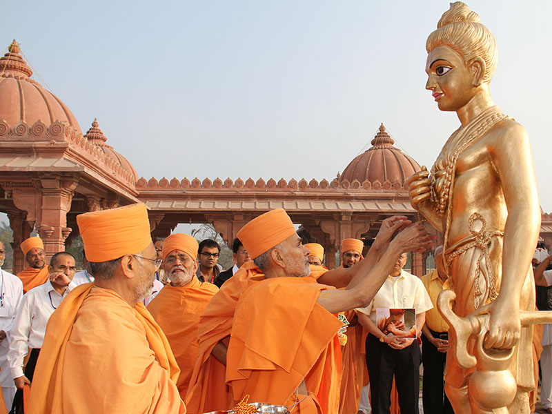Pujya Mahant Swami performs pujan of Shri Nilkanth Varni