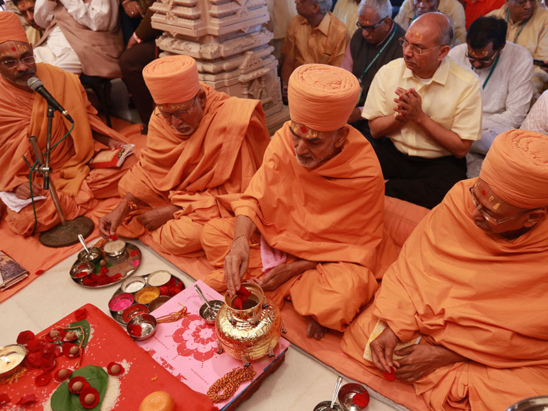 Murti-Pratishtha mahapuja rituals being conducted by Pujya Mahant Swami, Pujya Kothari Swami and Pujya Tyagvallabh Swami
