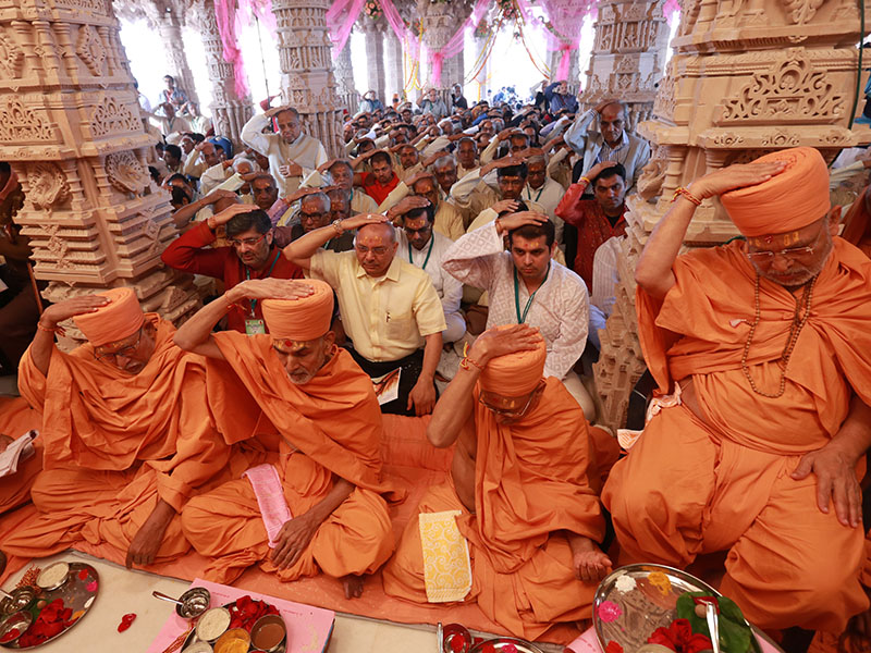 Senior sadhus and devotees perform the murti-pratishtha mahapuja rituals