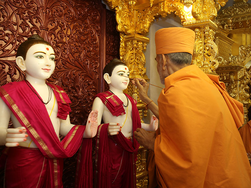 Pujya Mahant Swami performs murti-pratishtha rituals