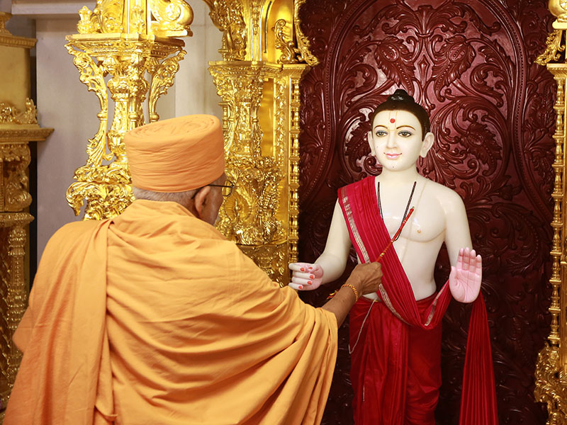 Pujya Kothari Swami performs murti-pratishtha rituals