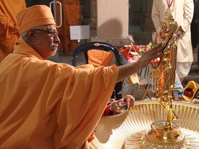 Pujya Doctor Swami performs murti-pratishtha rituals