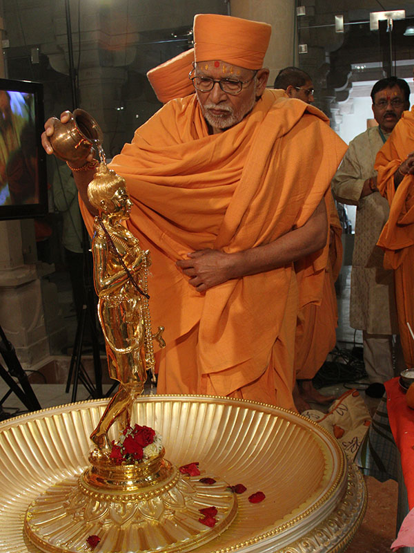 Pujya Kothari Swami performs abhishek