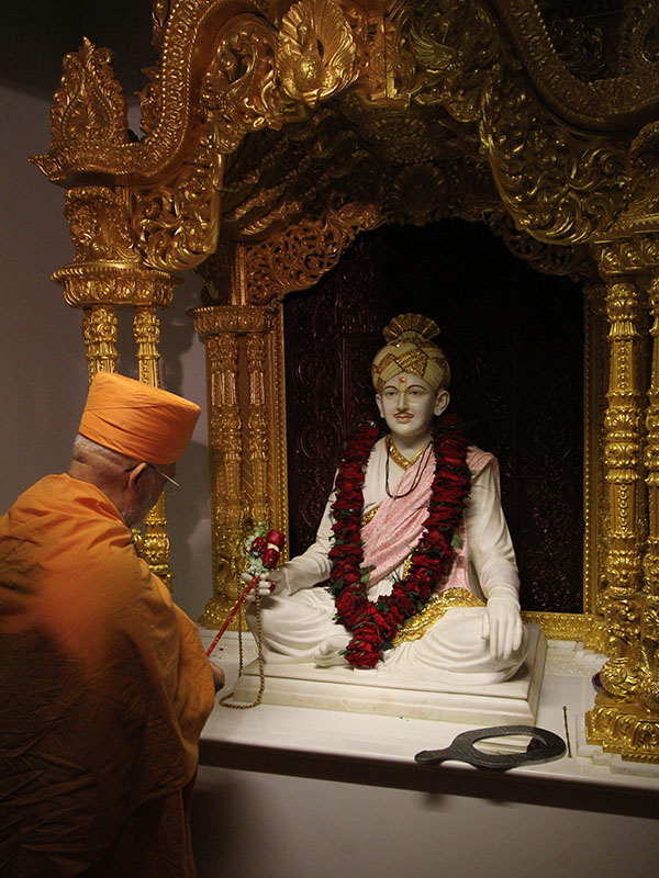 Pujya Ghashyamcharan Swami performs murti-pratishtha rituals