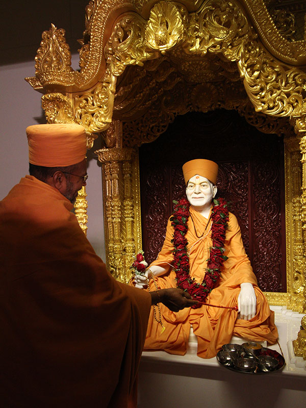 Narendraprasad Swami (Acharya Swami) performs murti-pratishtha rituals