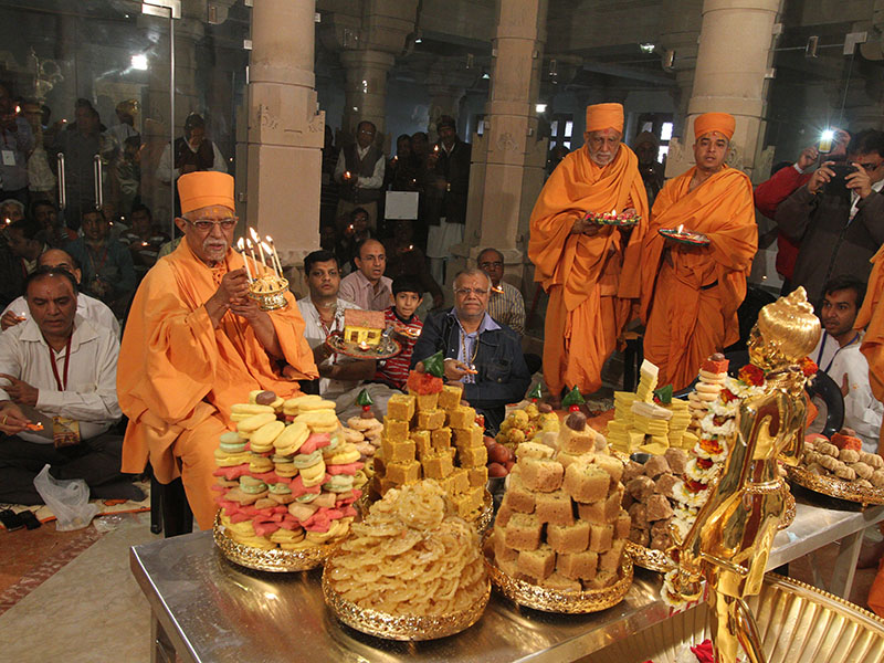Pujya Doctor Swami performs pratishtha arti