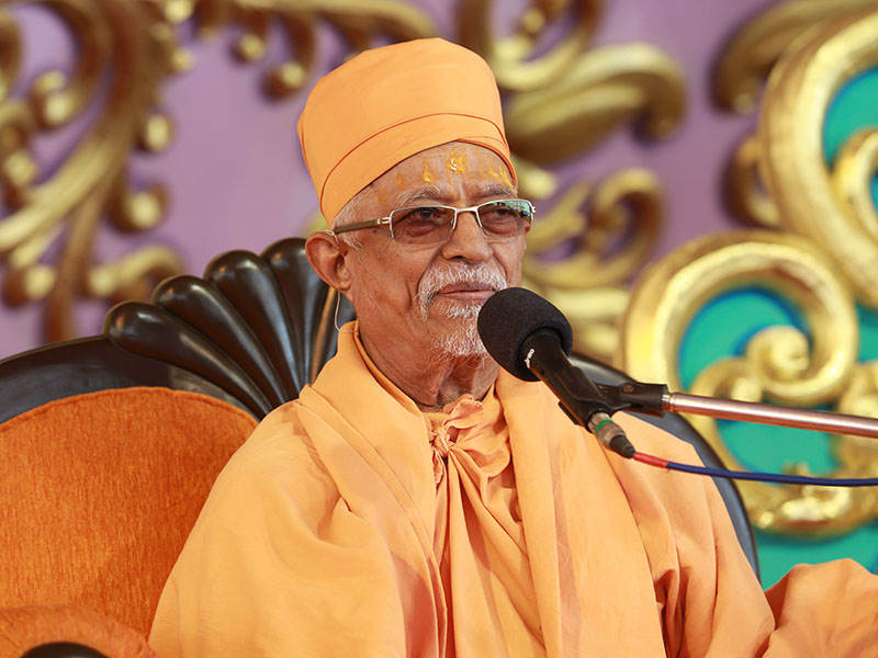 Pujya Swayamprakash Swami (Pujya Doctor Swami) delivers a discourse