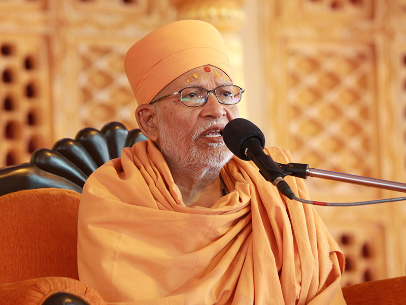 Pujya Bhaktipriya Swami (Pujya Kothari Swami) delivers a discourse