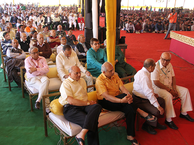 Devotees during the murti-pratishtha assembly