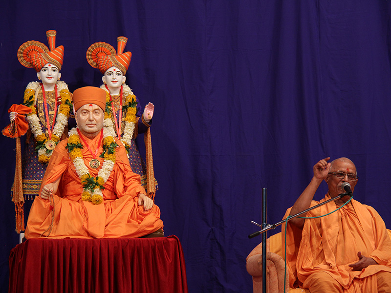 Pujya Swayamprakash Swami (Pujya Doctor Swami) delivers a discourse
