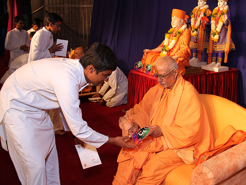 Students receive mementos from Pujya Doctor Swami and sadhus