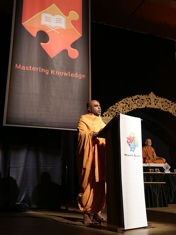 Satyavrat Swami delivers a discourse