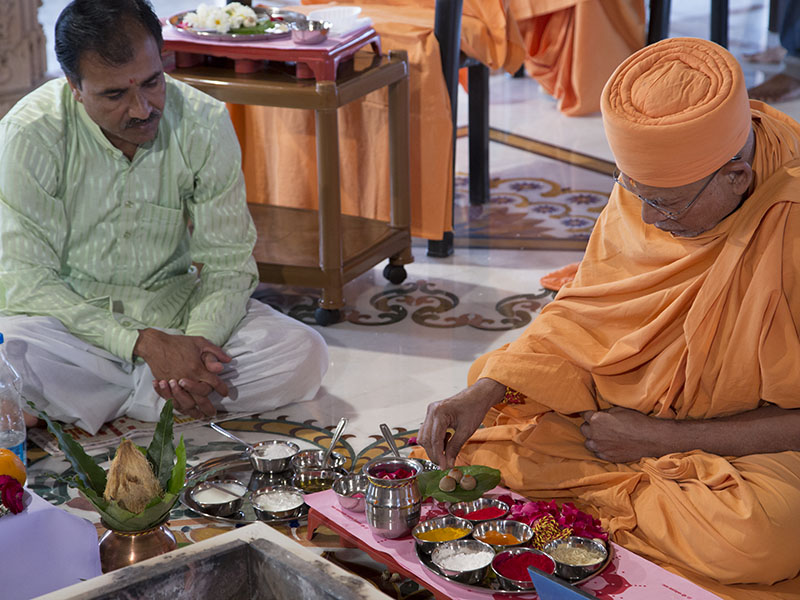 Vastu - Mandir Pravesh rituals being conducted by Pujya Bhaktipriya Swami (Pujya Kothari Swami) 