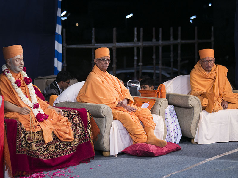 Pujya Doctor Swami and Pujya Kothari Swami on the stage