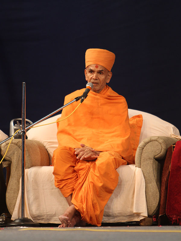 Pujya Mahant Swami delivers a discourse