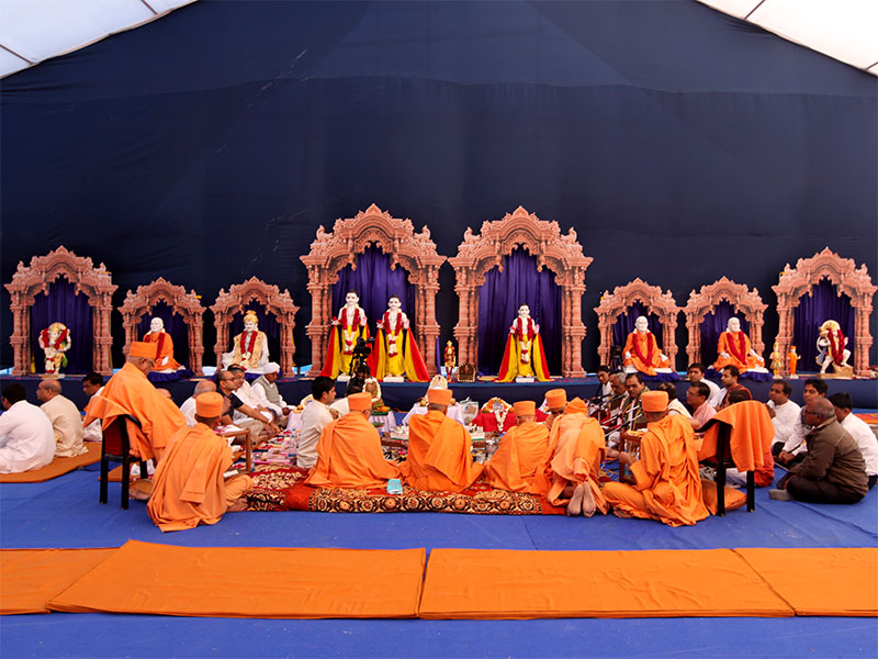 Vishwa Shanti Mahayaag - Murtis during yagna for world peace