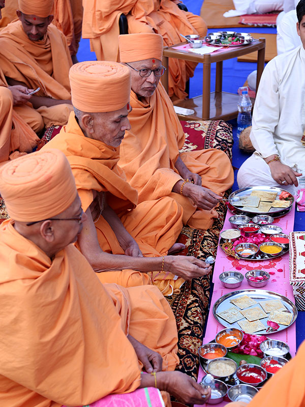Vishwa Shanti Mahayaag - Pujya Mahant Swami, Pujya Kothari Swami, Pujya Tyagvallabh Swami perform yagna rituals