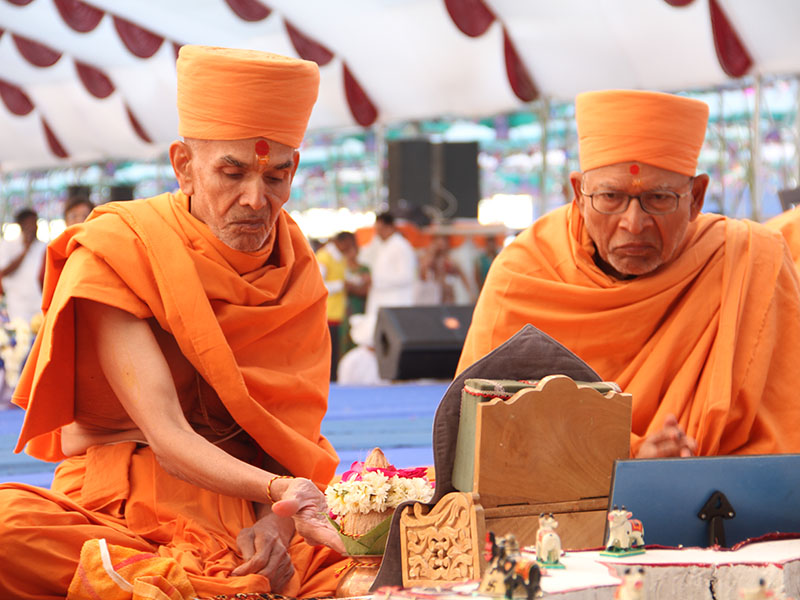 Pujya Mahant Swami and Pujya Kothari Swami perform yagna rituals for world peace