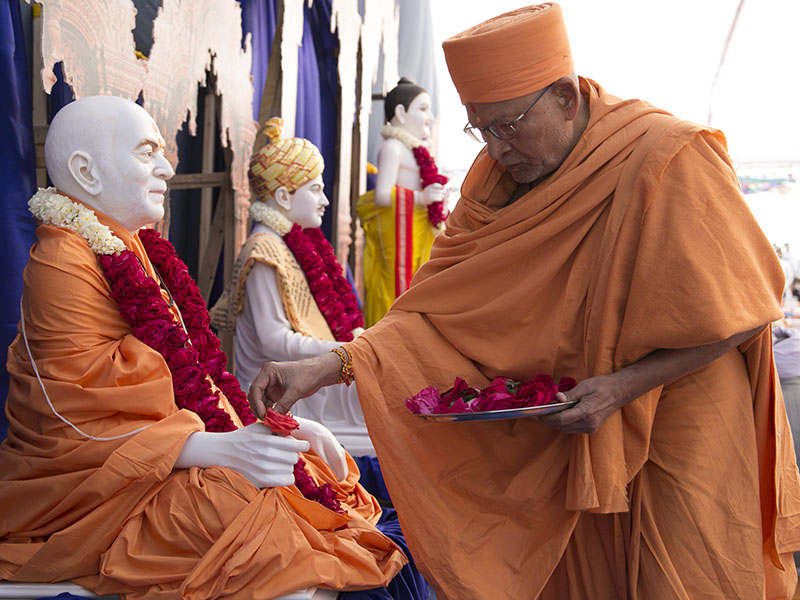 Pujya Kothari Swami performs pujan of murtis