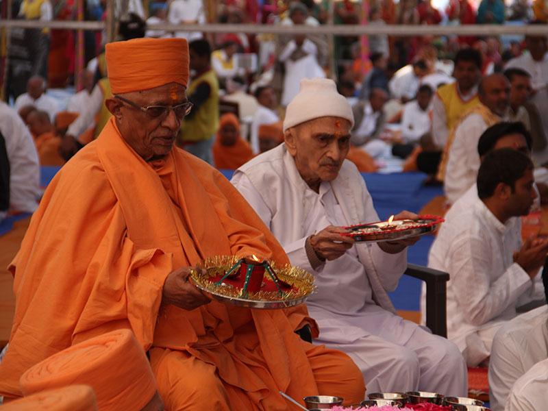 Pujya Doctor Swami performs arti