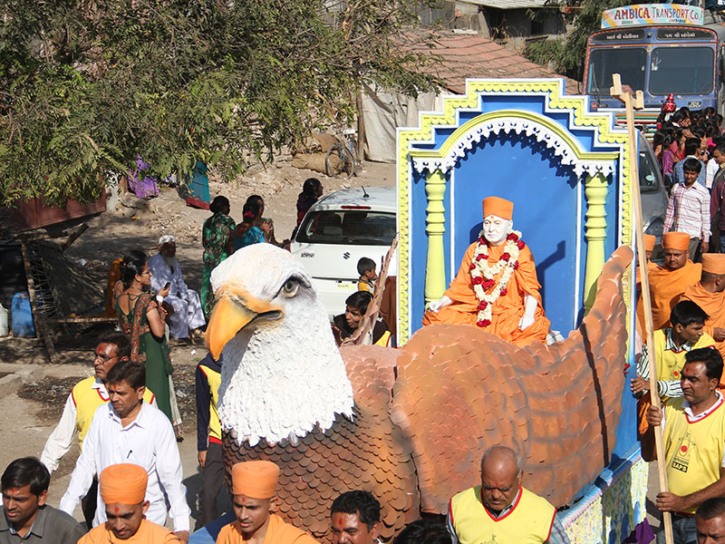 Pragat Brahmaswarup Pramukh Swami Maharaj in a rath