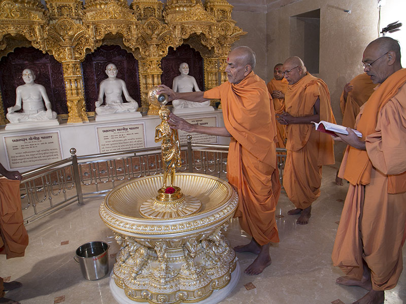Pujya Mahant Swami performs 'Snapan' vidhi of murtis