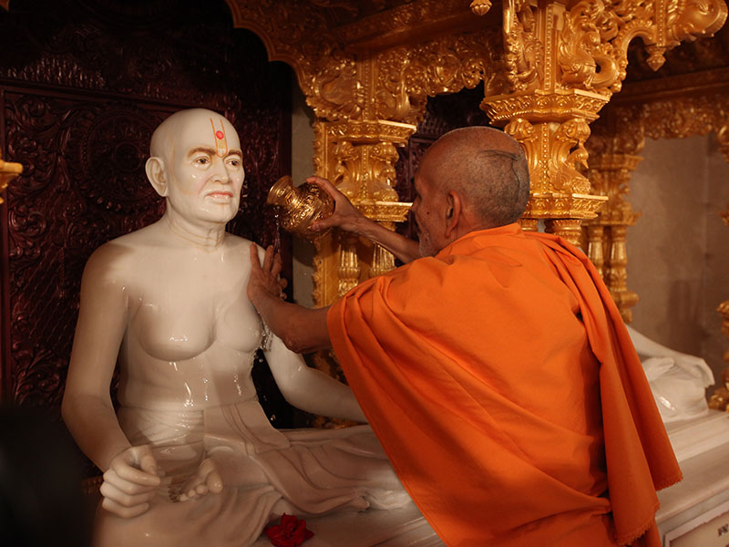 Pujya Mahant Swami performs 'Snapan' vidhi of murtis